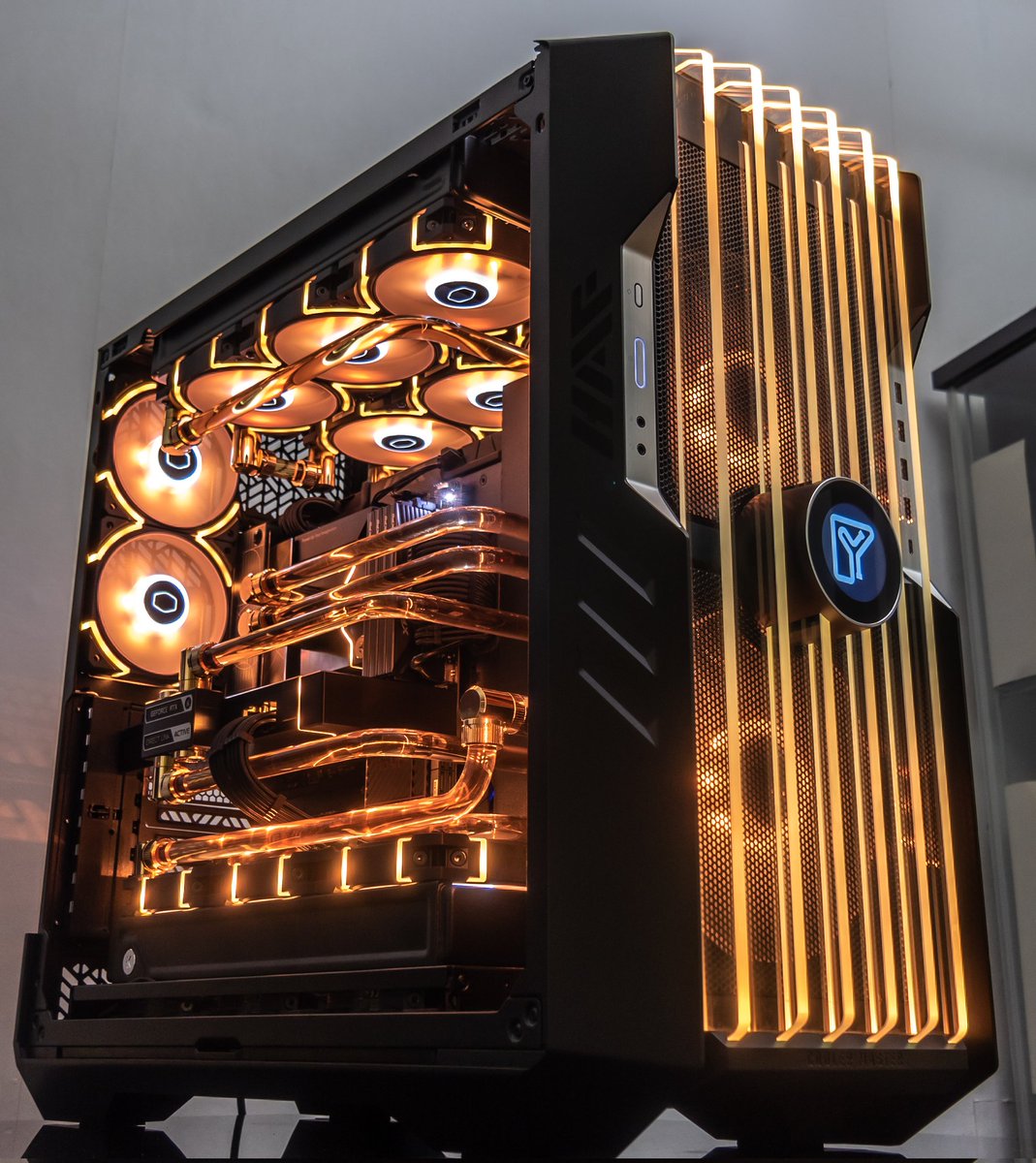 HAF 700 Evo ✅ 

Un mastodonte débarque dans ta TL ! 

Super plaisant à travailler, des finitions et une modularité exemplaires. 

C'est clairement une masterclass, il vient de partir au siège de Coolermaster en Hollande, la suite appartient à l'histoire.

❤️ RT de l'amitié ❤️