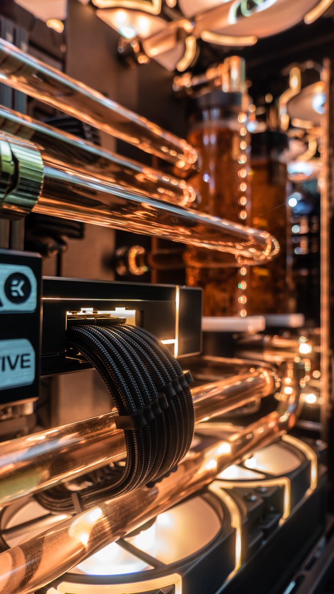 yereckt's tweet photo. HAF 700 Evo ✅ 

Un mastodonte débarque dans ta TL ! 

Super plaisant à travailler, des finitions et une modularité exemplaires. 

C'est clairement une masterclass, il vient de partir au siège de Coolermaster en Hollande, la suite appartient à l'histoire.

❤️ RT de l'amitié ❤️ https://t.co/6ILpuBz26u