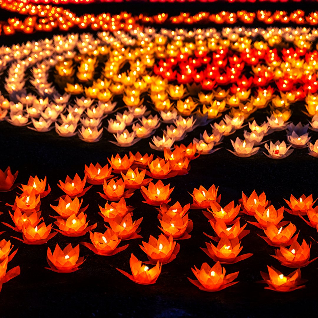 #Boeddhisten vieren momenteel #Vesak, het feest van de #geboorte, de #verlichting en de #dood van #Boeddha. Rond #tempels vinden #processies plaats. 's Avonds zorgen lotuslantaarns op het water voor mooie lichtspektakels. :-) #mirakelz #mirakelzreizen #wonderreizen #wonderplekken