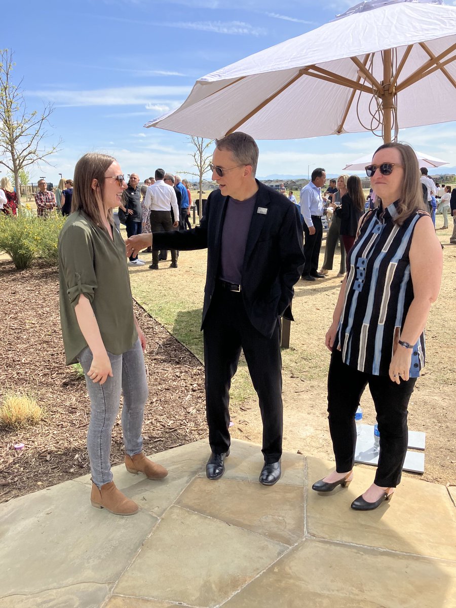 KatePerk's tweet photo. What a wonderful weekend getting to meet Intel CEO & top geek @PGelsinger at the #LegendsAndLuminaries 2021 event. #IAmIntel #GeeksAreCool https://t.co/lqDoJnpm67