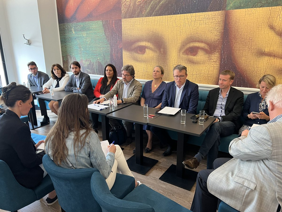 Conférence de presse avec <a href="/LDarcos/">Laure Darcos</a>, <a href="/durovray/">François Durovray</a> et l’ensemble des candidats de la Droite et du Centre pour les #Legislatives2022 #Essonne. 

Nous sommes tous des élus enracinés et impliqués depuis longtemps dans la vie locale des communes de nos 10 circonscriptions. 

#Circo9103