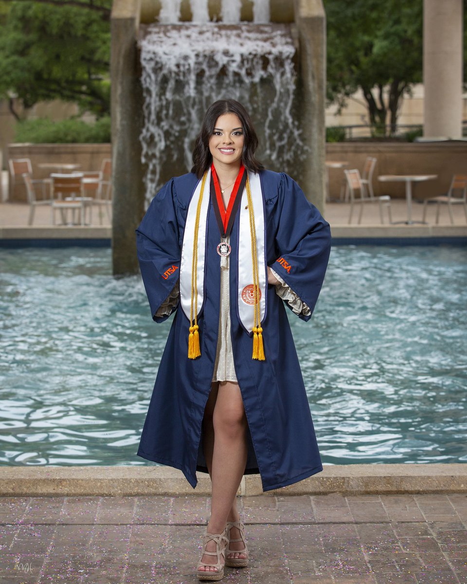 gabycanavati_'s tweet image. #UTSAGrad22 🎓 did the damn thing!!