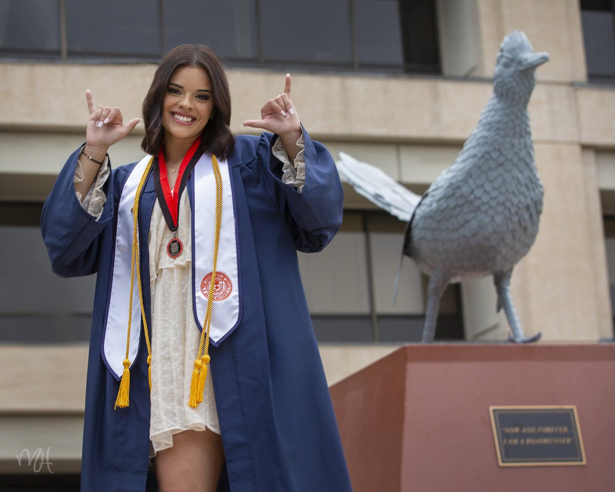 gabycanavati_'s tweet image. #UTSAGrad22 🎓 did the damn thing!!