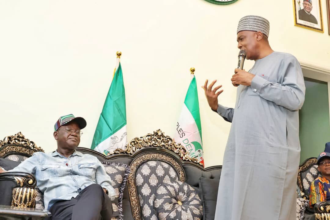 BemOrtese's tweet photo. The @OfficialPDPNig  will take Nigeria out of socioeconomic pains experienced under the Apc led Federal Government by presenting a credible candidate. @GovSamuelOrtom  stated this while receiving Bukola Saraki at the Benue Peoples house makurdi,Benue State. #macoroni #banty #cudd https://t.co/ibmsc8wug7