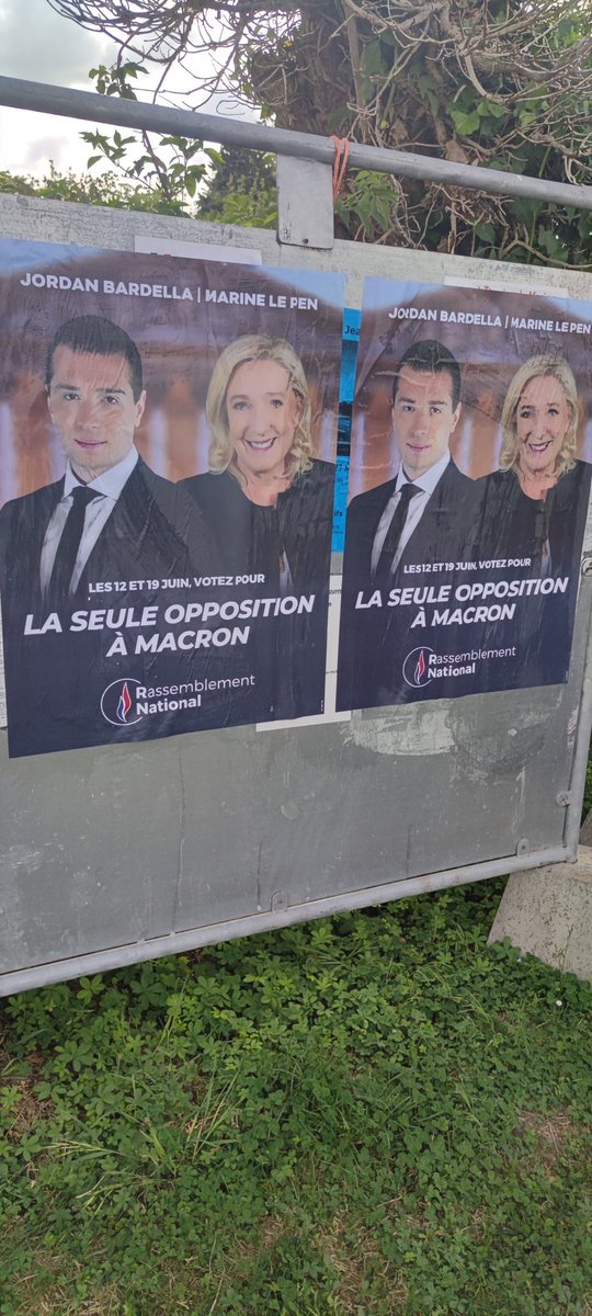 TouletJrme1's tweet photo. Un peu de militantisme par ce bel après midi ensoleillé☀️ collage, boitage à #Chouppes circonscription 4 de la #Vienne (86) où @MLP_officiel à obtenu 59,31% à l'élection présidentielle 🇨🇵
#electionslegislatives2022 #MarineLePen https://t.co/7CkbpQF904