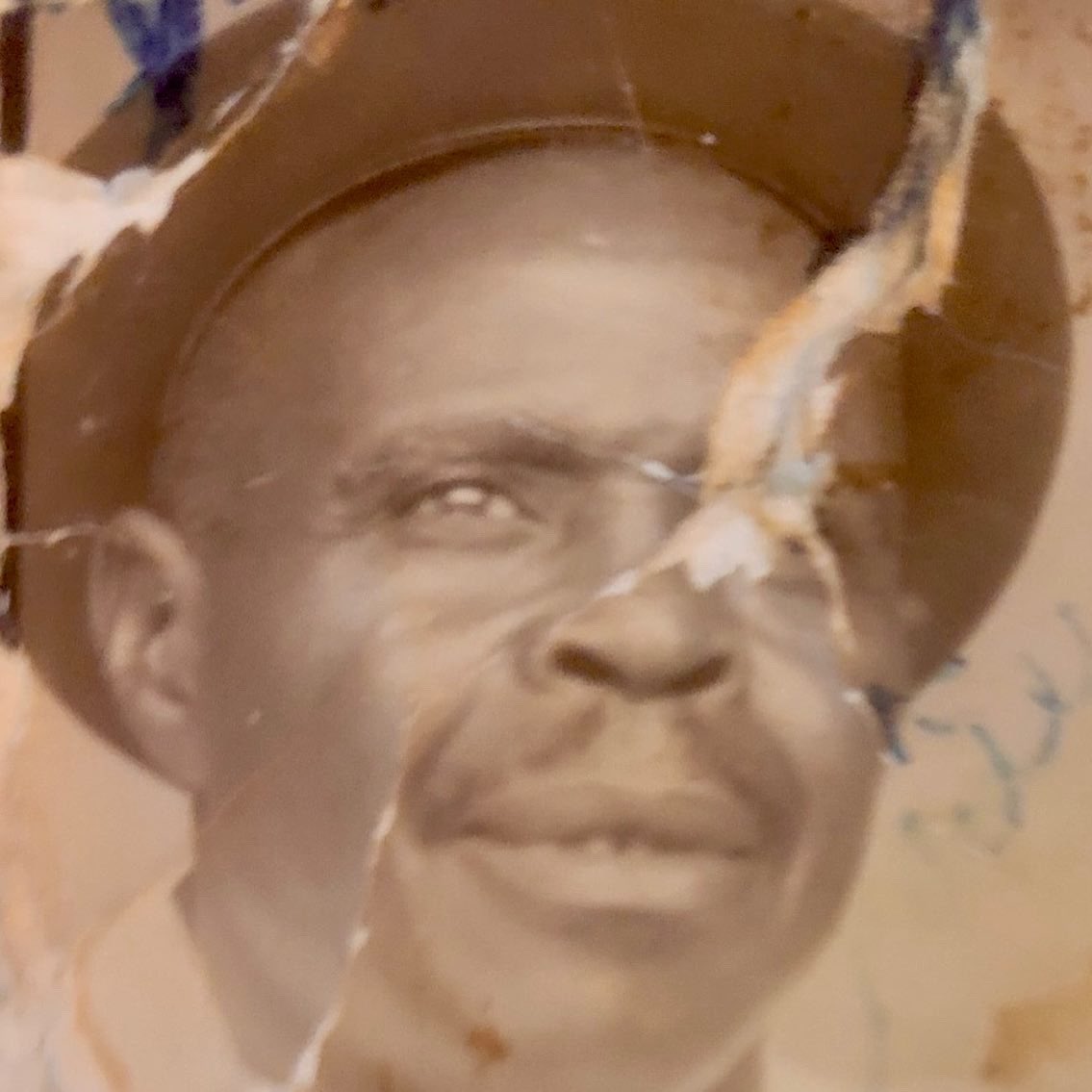 “Beloved Father” 8”x8” acrylic on canvas. This portrait was done for my mom and created from a very old, worn photo of her dad. He passed away when she was very young so I never got to meet him 💔 

#QueenOfArts #LasVegasArtist #acrylicpainting #portraitartist #belovedfather