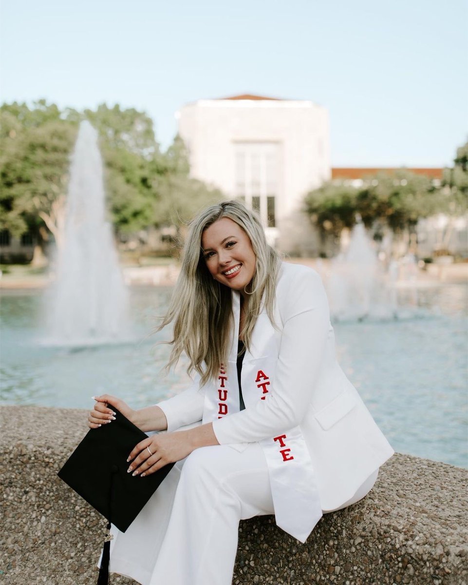 UHCougarVB's tweet photo. 𝐆𝐑𝐀𝐃𝐔𝐀𝐓𝐄𝐒! We are so proud of each of our Cougar grads!

#UHGrad X #BeSomeone https://t.co/oQuR9PRdlN