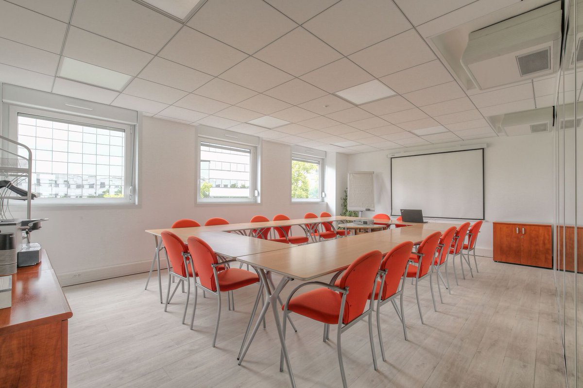 Zoom sur la salle de réunion de Berthelot Entreprises au cœur du quartier de Monplaisir à Lyon ! 

📌 Pour réserver ou juste pour découvrir, rendez-vous sur : bit.ly/3yJyvTk

#meeting #businesscenter #lyon #salledereunion