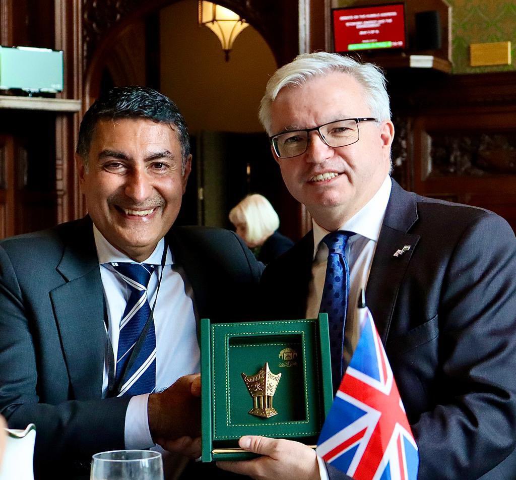 UKinSaudiArabia's tweet photo. ุชุจุงุฏู ุงููุฏุงูุง ุงูุฏูุชูุฑ ุบุงุฒู ุจู ููุตู ุจู ุฒูุฑ ูู
ุงุฑู ู
ููุฒูุณ ุนุถู ุงูุจุฑูู
ุงู ุชูุฏูุฑุงู ููุดุฑุงูุฉ ุจูู ู
ู
ููุชููุง ๐ธ๐ฆ๐ฌ๐ง
@BGIPU
#UKSaudi @gbinzagr https://t.co/duVZZ63WcM