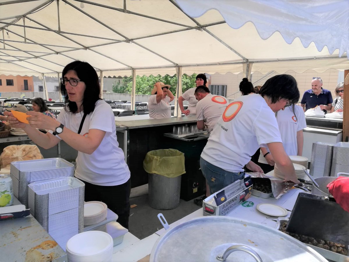 AmisolSolsona's tweet photo. Aquest cap de setmana vam estar a la zona gastronòmica de la   #FiraSantIsidre oferint cargols i "callos". No hauria estat possible sense el suport de Petjades Solidàries i @aeigSolsona Moltes gràcies a tothom! 🙂
 #amisol #amisolsolsona #solsona #solsonès #compromissocial https://t.co/WToNjoebtk