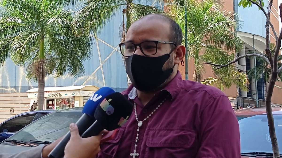 llavescars's tweet photo. Invasores cobran hasta 7.000 dólares por desalojar propiedades en Caracas -► https://t.co/08A8ZD4Nix

✍️@DolarToday https://t.co/CwDt6pd5aH