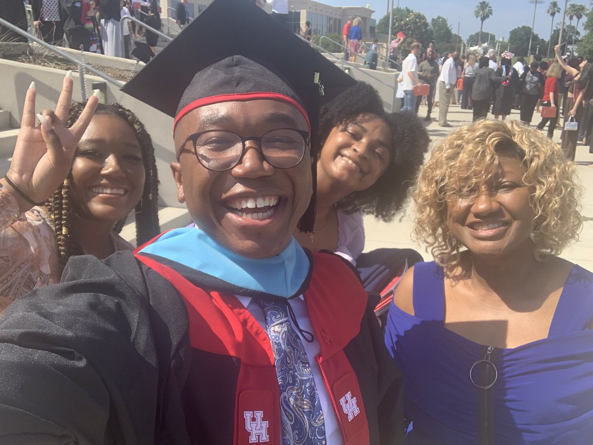 thomasmarshal26's tweet image. From Houston, with love.✌🏾@UHouston 

What a 2 years it’s been. Thankful to have officially #masteredit. Here’s to a break from my K-18 career😂 and taking time to enjoy the moment❤️ #BlackGrad