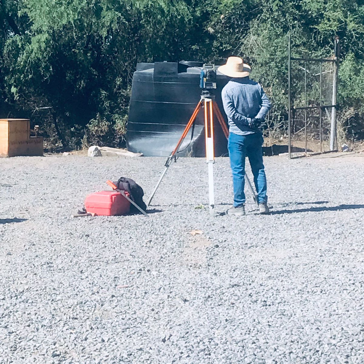 parqueurbjurica's tweet photo. @LuisBNava Te damos aviso que los desarrolladores están tomando medidas en las parcelas de AREA NATURAL PROTEGIDA, siguen pretendiendo creer que van a poder fraccionar ahi,cuando tu nos prometiste que no hay cambio de uso de suelo y no se les darán los permisos.VECINOS VIGILANTES https://t.co/WarNGcnGbf