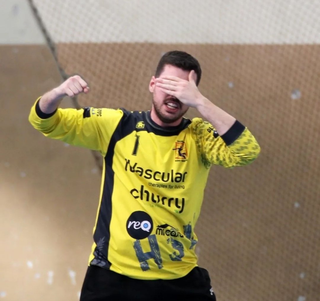 HandbolStVicenc's tweet photo. Ferran ja pots mirar, que ja som equip de 1a estatal! El públic a Elgoibar (i per streaming)  ja van poder veure i gaudir amb les teves aturades. https://t.co/W2bQ6sd12S
