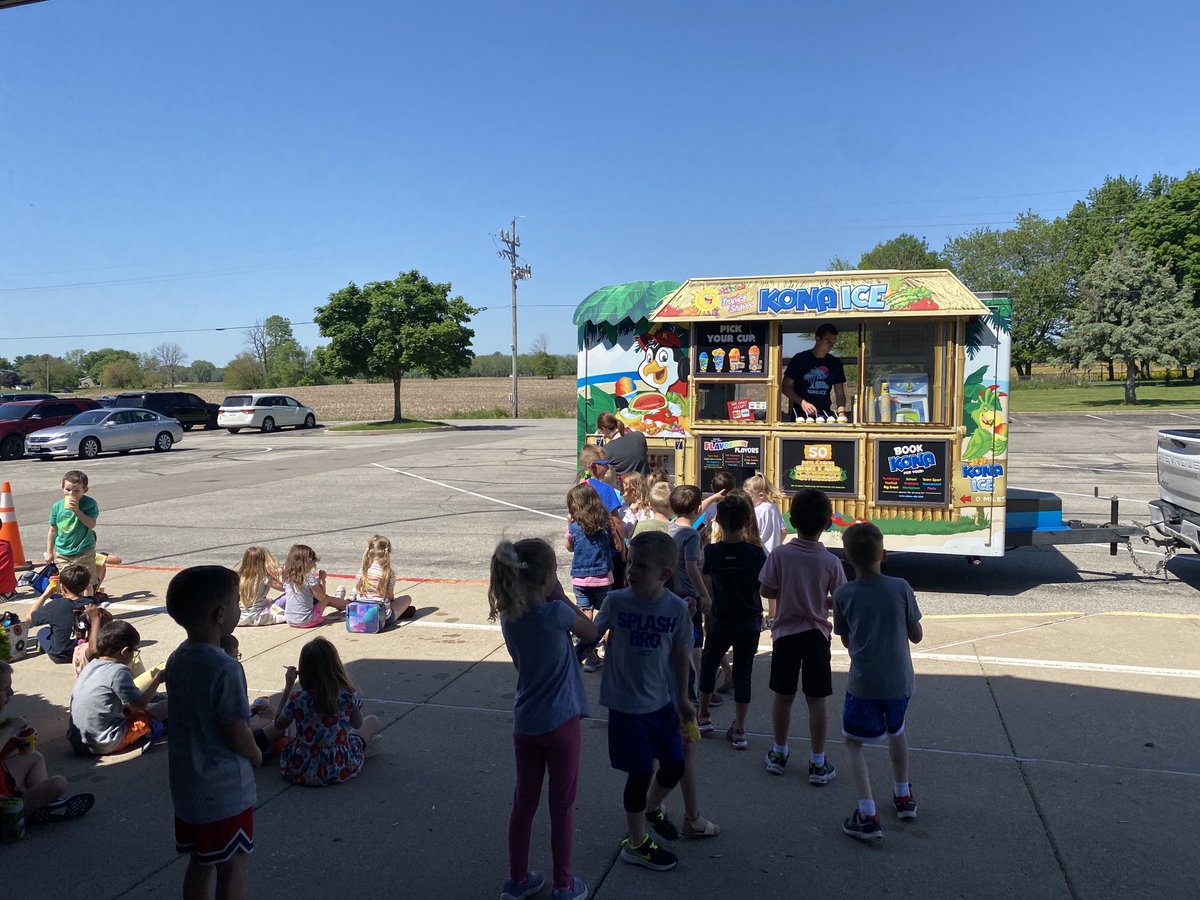DCEPrincipal's tweet photo. Kona Ice visiting DURBIN elementary as we celebrate the years we have had at DURBIN and to new beginnings at Deer Creek Elementary💕. Big Thanks to our PTO for supporting this FUN event!! https://t.co/Y1u0uchGUc
