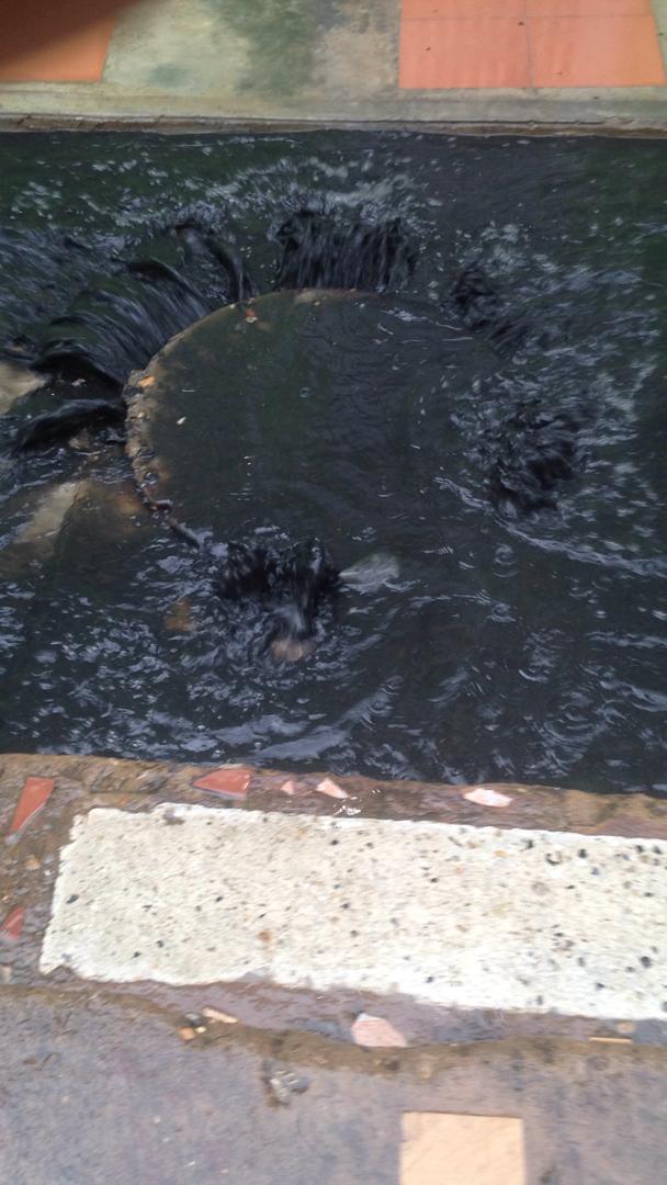AstridSilvestri's tweet photo. Hoy, a raíz de las lluvias.. he recibido denuncias por parte de vecinos de la Urbanización Guanire y del sector Bello Monte, con desbordamiento de aguas negras e inundación de la E.B. Andrés Bello. Cuéntanos como amaneció tu sector? 
#16May https://t.co/AXBqRzuTfN