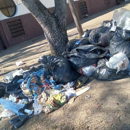 SinLimitesLP's tweet photo. #LosHornos | Quejas de vecinos por los desechos que deja cada domingo una verduleria de la zona de 62 y 140. https://t.co/yIDPSDNXs7