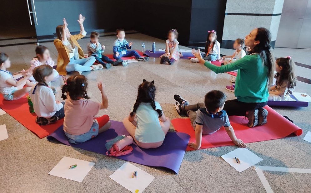 playmonnom's tweet photo. Geçtiğimiz hafta Çocuk ve Gençlik Sanat Bienali’nde çocuklarla buluştuk!☀️ 
Atölye çalışmamızda fiziksel ve dijital ortamlarda birlikte oluşturduğumuz bahçelerde gezinmek çok eğlenceliydi.☁️
Tüm katılımcılarımıza teşekkür ederiz.🌿 https://t.co/KU7Yc58sPc