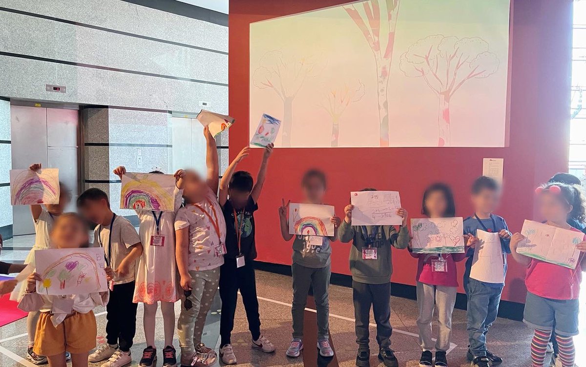 playmonnom's tweet photo. Geçtiğimiz hafta Çocuk ve Gençlik Sanat Bienali’nde çocuklarla buluştuk!☀️ 
Atölye çalışmamızda fiziksel ve dijital ortamlarda birlikte oluşturduğumuz bahçelerde gezinmek çok eğlenceliydi.☁️
Tüm katılımcılarımıza teşekkür ederiz.🌿 https://t.co/KU7Yc58sPc