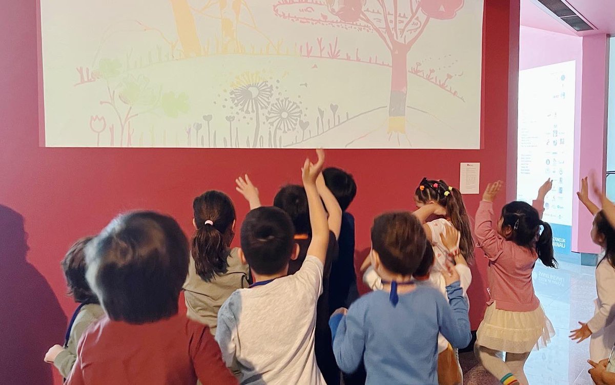 playmonnom's tweet photo. Geçtiğimiz hafta Çocuk ve Gençlik Sanat Bienali’nde çocuklarla buluştuk!☀️ 
Atölye çalışmamızda fiziksel ve dijital ortamlarda birlikte oluşturduğumuz bahçelerde gezinmek çok eğlenceliydi.☁️
Tüm katılımcılarımıza teşekkür ederiz.🌿 https://t.co/KU7Yc58sPc