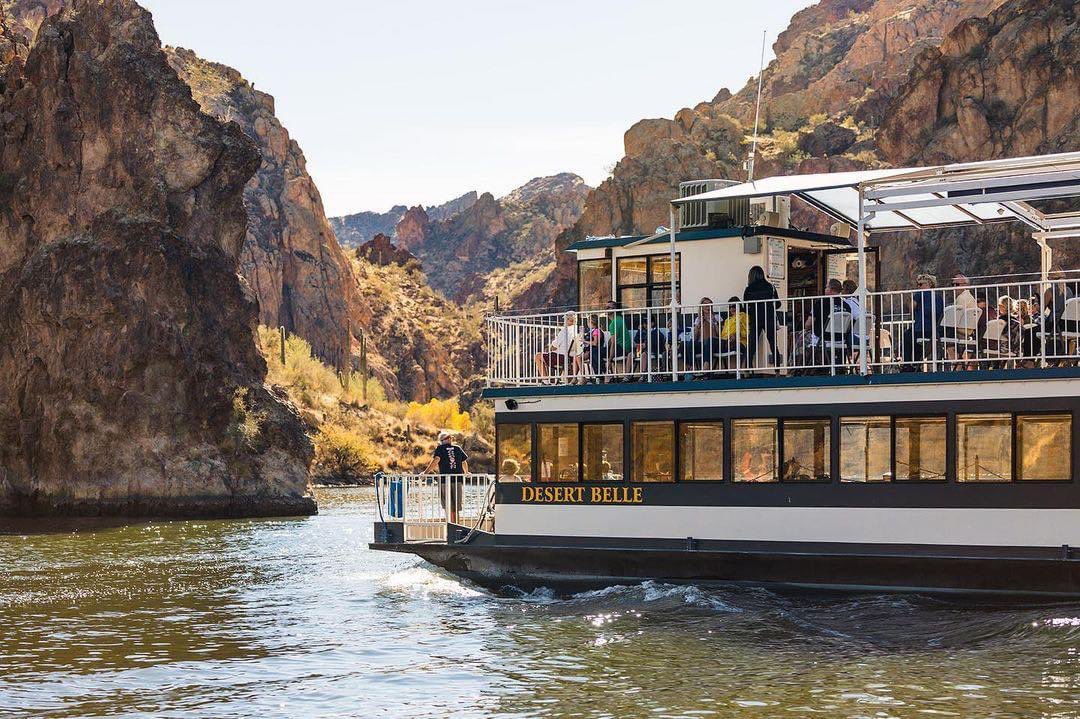 Join us for our 12pm Narration Cruise today! ⛴