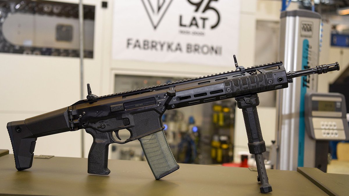 RyszardJonski's tweet photo. According to unofficial data, Poland has just sent 10,000 C16A2 Grot assault rifles to Ukraine. Ukrainian soldiers appear with them in photos posted on Twitter. And on the Ukraine Weapons Tracker website, they praised the Polish rifle as practical, light and accurate. https://t.co/KqP7AUnCfR