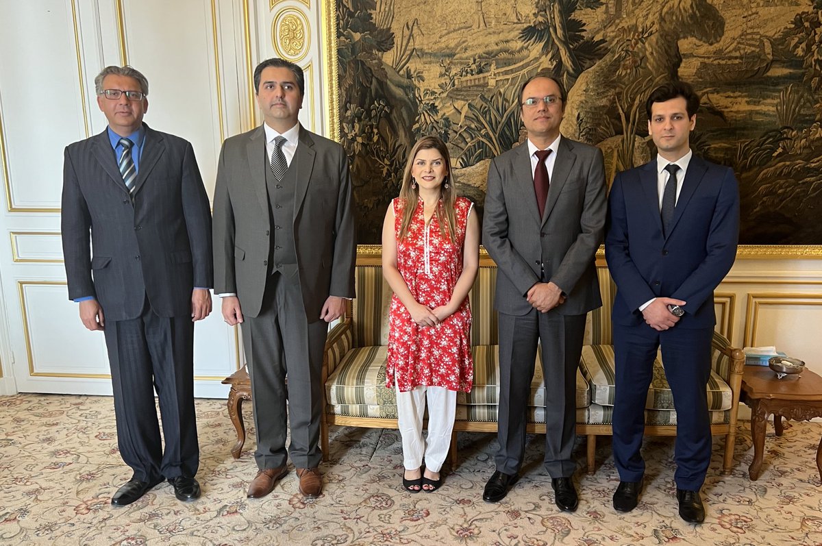 PakinFrance's tweet photo. Ms. Tara Uzra Dawood, President Ladies Fund, Dawood Global Foundation, visited the Embassy and met Cd’A Mr. Amjad Qazi. They discussed developing linkages and collaboration between Pakistani and French fashion industry. https://t.co/jV7IHtEl37