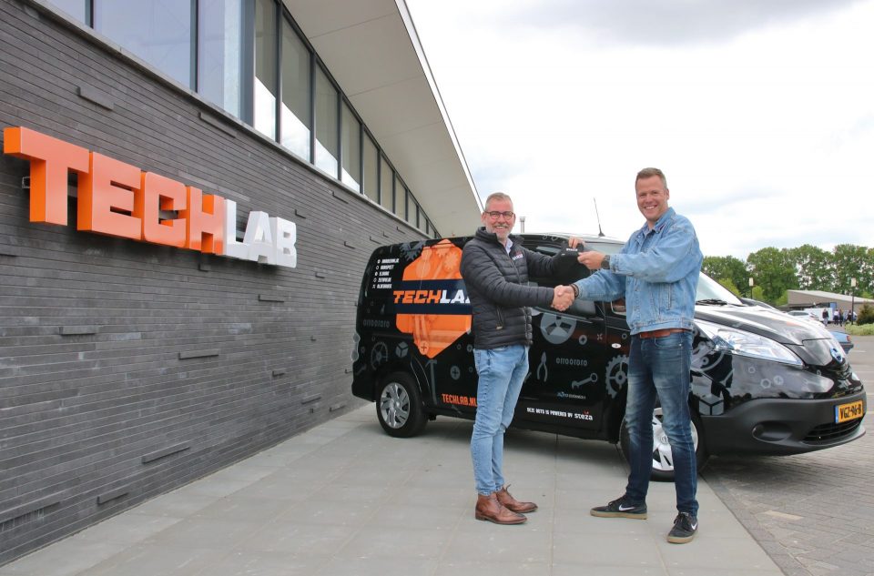 Bestelbus voor TechTake
Marc Overmars van Steza Nissan Zwolle overhandigt de sleutel van de bestelbus aan René Hoven, instructeur TechLab Elburg en tevens ...
is.gd/Lfufmc