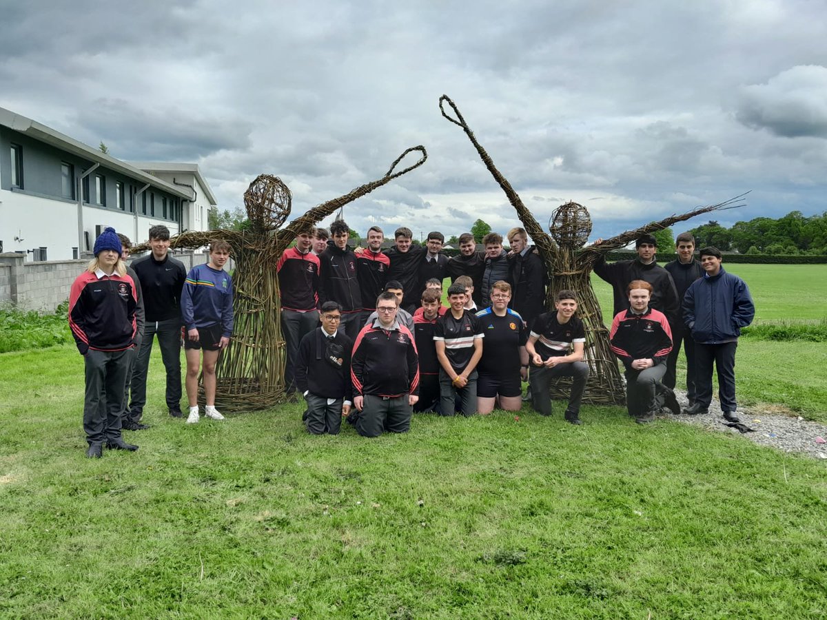 Having received the Creative Writing and Visual Arts Bursary from Kilkenny County Council Arts Office, our TYs were busy working with Lynn Kirkham to create a willow sculpture. The design was centere, the joining of our two schools to form Colaiste Abhainn Rí. Well done to all