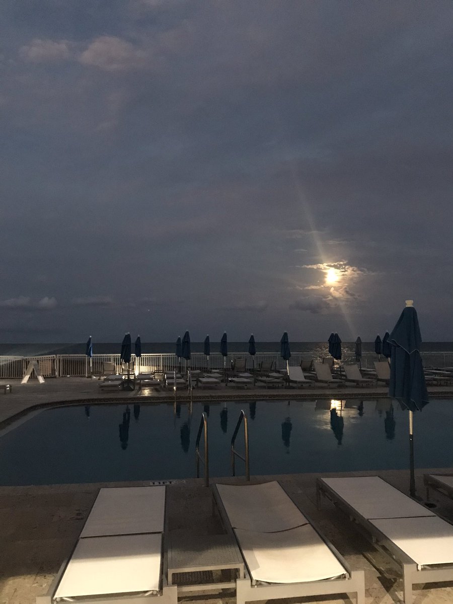 RubenGonzilla's tweet photo. Lunar Eclipse over Miami Beach 🌝 https://t.co/g7SUIqmmhF