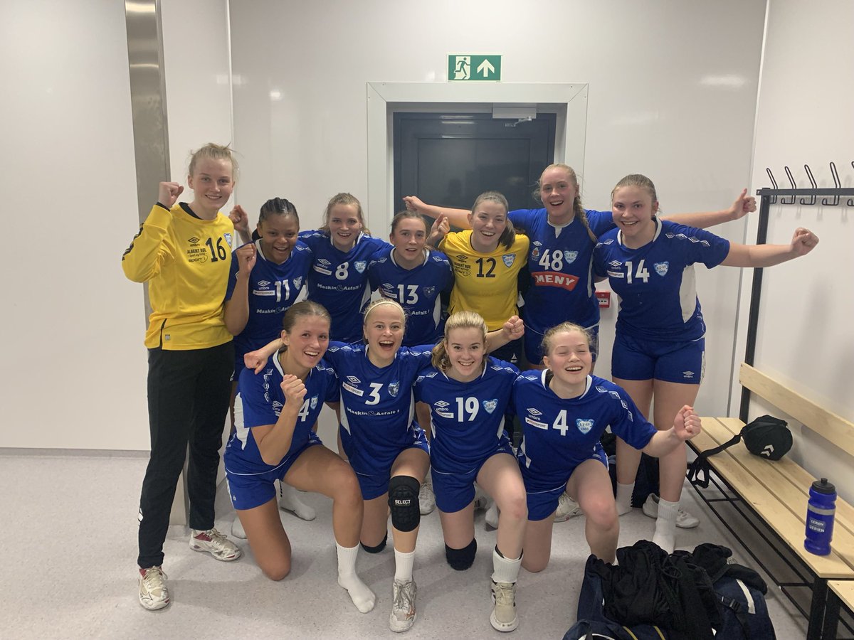 Lerøyserien vinner forrige helg, opprykk til 1 div i går. Absolutt ikke planlagt at man skulle opp en divisjon. Uansett en imponerende sesong av ungjentene fra Larvik😁