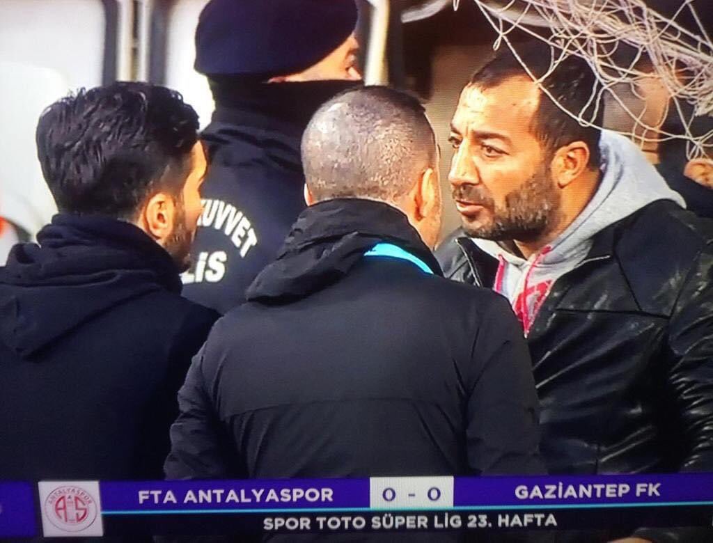 İlk fotoğraf; 2016/2017 sezonu 8 Hafta da 3 puan almış futbolculara reis Güneyli hesap soruyor. Sezon sonu 5’ci sırada kapatıyor Avrupa’yı kıl payı kaçırıyoruz.  

İkinci fotoğraf; 23 Ocakta çekilmiş reis yine hesap soruyor. 15 maç namağlup yolumuza devam ediyoruz.  
<a href="/Gneyli07/">Gürhan güneyli</a>