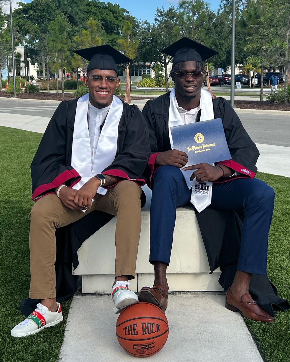 __Hoodpope's tweet photo. Shoutout my 6th grade teacher who left me back &amp; put me through a life altering experience. I’d be lying if I told you I dreamt of this but through life’s trials &amp; tribulations. This became a plan that I had to execute to show that life is really the survival of the fittest 🥂 https://t.co/qcuocQVbzE