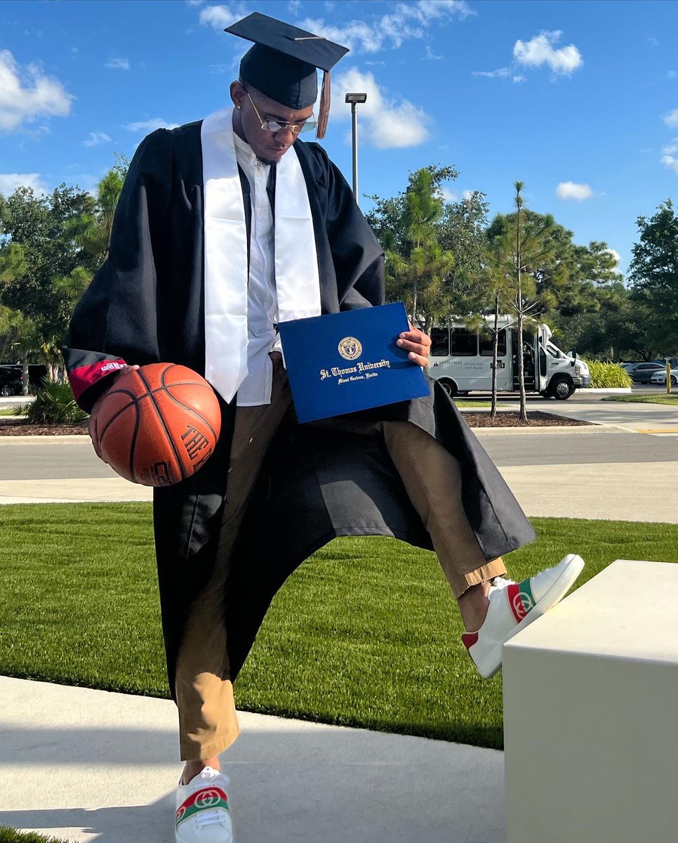 __Hoodpope's tweet photo. Shoutout my 6th grade teacher who left me back &amp; put me through a life altering experience. I’d be lying if I told you I dreamt of this but through life’s trials &amp; tribulations. This became a plan that I had to execute to show that life is really the survival of the fittest 🥂 https://t.co/qcuocQVbzE