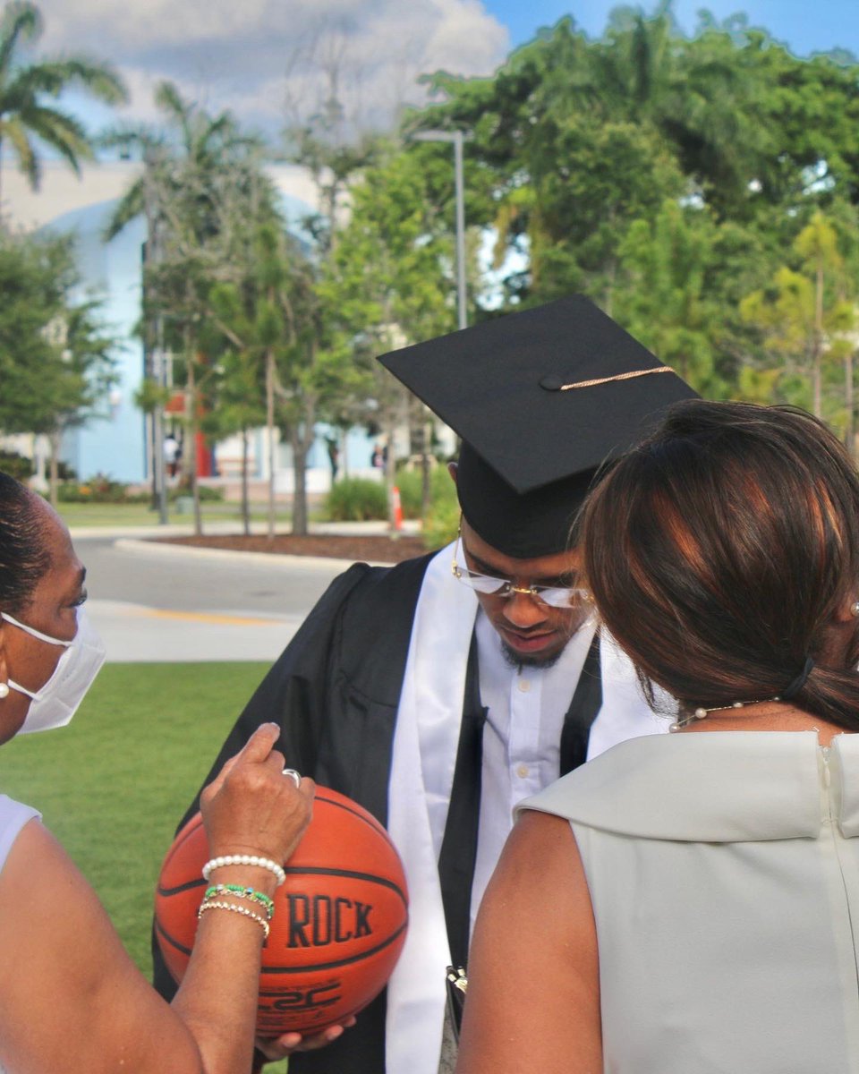 __Hoodpope's tweet photo. Shoutout my 6th grade teacher who left me back &amp; put me through a life altering experience. I’d be lying if I told you I dreamt of this but through life’s trials &amp; tribulations. This became a plan that I had to execute to show that life is really the survival of the fittest 🥂 https://t.co/qcuocQVbzE