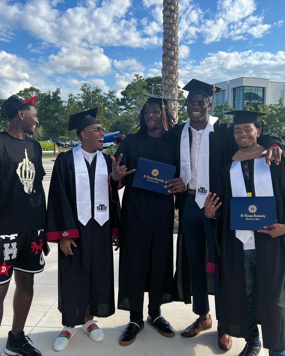 __Hoodpope's tweet photo. Shoutout my 6th grade teacher who left me back &amp; put me through a life altering experience. I’d be lying if I told you I dreamt of this but through life’s trials &amp; tribulations. This became a plan that I had to execute to show that life is really the survival of the fittest 🥂 https://t.co/qcuocQVbzE