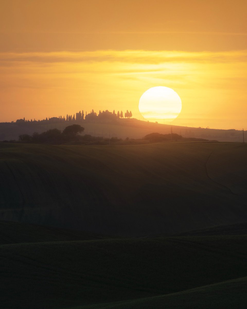 GM frens! I’m back after an intense month of traveling between Patagonia and Italy! 
Here is a shot  from an incredible sunset scene in beautiful Tuscany🍃☀️