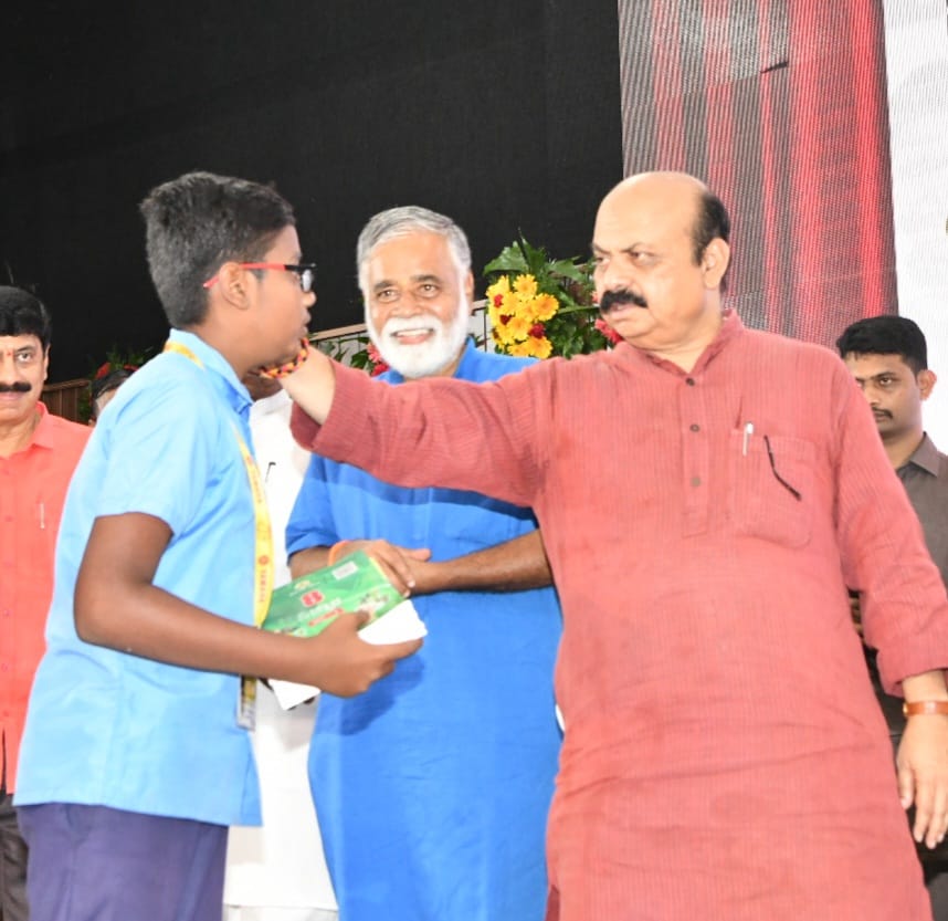 CMofKarnataka's tweet photo. ಇಂದು ಮುಖ್ಯಮಂತ್ರಿ @BSBommai ಅವರು ತುಮಕೂರಿನಲ್ಲಿ ಸಾರ್ವಜನಿಕ ಶಿಕ್ಷಣ ಇಲಾಖೆ ವತಿಯಿಂದ ಆಯೋಜಿಸಲಾಗಿದ್ದ 2022-23ನೇ ಸಾಲಿನ ಶೈಕ್ಷಣಿಕ ವರ್ಷದ ಶಾಲಾ ಪ್ರಾರಂಭೋತ್ಸವ, ಉಚಿತ ಪಠ್ಯಪುಸ್ತಕ ವಿತರಣೆ ಹಾಗೂ ಕಲಿಕಾ ಚೇತರಿಕೆ ವರ್ಷದ ಪ್ರಾರಂಭೋತ್ಸವ ಕಾರ್ಯಕ್ರಮವನ್ನು ಉದ್ಘಾಟಿಸಿ ಮ��ತನಾಡಿ, ಮಕ್ಕಳೊಂದಿಗೆ ಸಂವಾದ ನಡೆಸಿದರು. 
1/2 https://t.co/vZx9Om9ITk