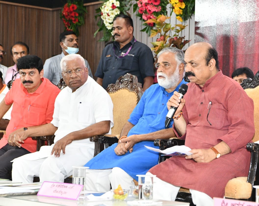 CMofKarnataka's tweet photo. ಇಂದು ಮುಖ್ಯಮಂತ್ರಿ @BSBommai ಅವರು ತುಮಕೂರಿನಲ್ಲಿ ಸಾರ್ವಜನಿಕ ಶಿಕ್ಷಣ ಇಲಾಖೆ ವತಿಯಿಂದ ಆಯೋಜಿಸಲಾಗಿದ್ದ 2022-23ನೇ ಸಾಲಿನ ಶೈಕ್ಷಣಿಕ ವರ್ಷದ ಶಾಲಾ ಪ್ರಾರಂಭೋತ್ಸವ, ಉಚಿತ ಪಠ್ಯಪುಸ್ತಕ ವಿತರಣೆ ಹಾಗೂ ಕಲಿಕಾ ಚೇತರಿಕೆ ವರ್ಷದ ಪ್ರಾರಂಭೋತ್ಸವ ಕಾರ್ಯಕ್ರಮವನ್ನು ಉದ್ಘಾಟಿಸಿ ಮ��ತನಾಡಿ, ಮಕ್ಕಳೊಂದಿಗೆ ಸಂವಾದ ನಡೆಸಿದರು. 
1/2 https://t.co/vZx9Om9ITk