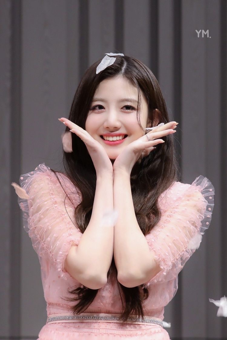 hourchebul's tweet photo. ↳🌷#유주 #yuju <3 
#체리블렛 #cherrybullet 
@cherrybullet https://t.co/zv9reCFPrD