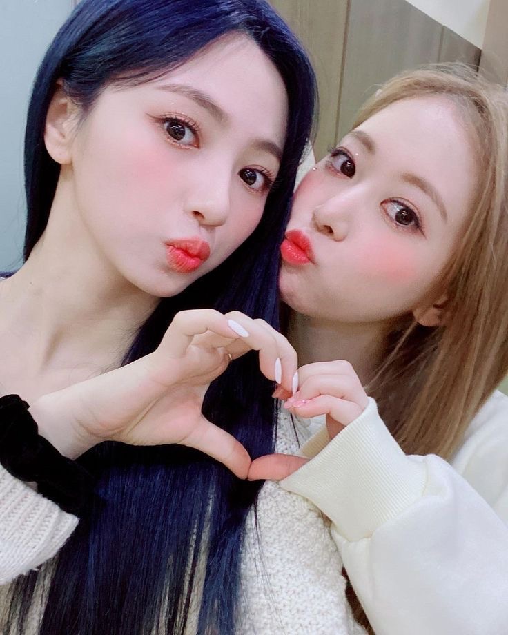 hourchebul's tweet photo. ↳🌷#보라 #bora #지원 #jiwon <3 
#체리블렛 #cherrybullet 
@cherrybullet https://t.co/OkgkDOkNu7