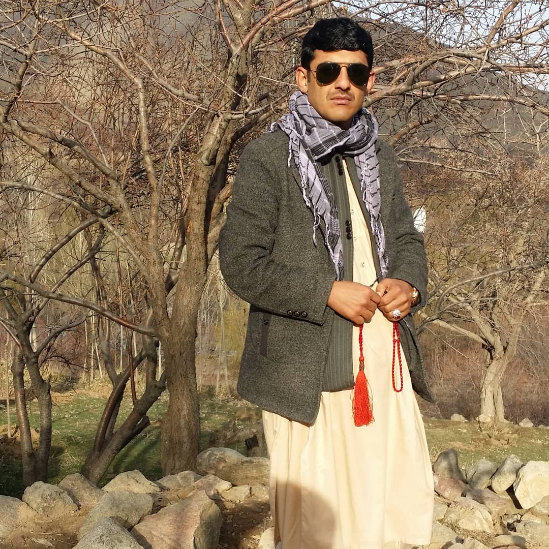 EngRoman2's tweet photo. سلام  

غلام  نه ومه  غلام  کړم د چا  سترګو.
هميشه يي په سلام کړم د چا سترګو
نه چرسي نه شرابي نه نشې وم
ميخاني ته يي روان کړم د چا سترګو https://t.co/EYt3qrwYYe