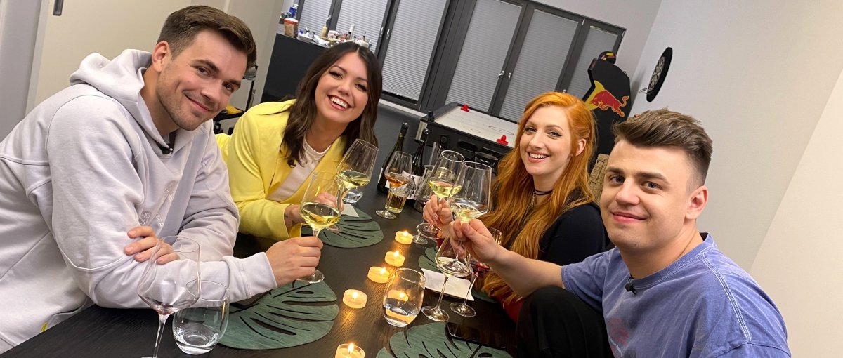 DWDL's tweet photo. Vier neue Folgen: Im Juni kehrt das #PromiDinner bei @VOXde zurück https://t.co/7qhXvMGjmQ https://t.co/O4y6s982f9