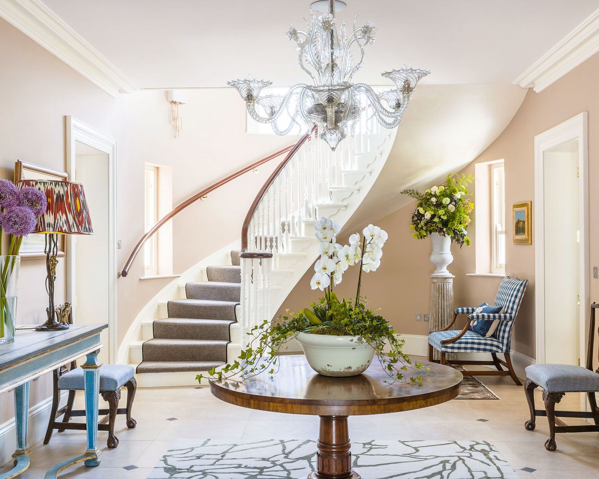 Feng Shui expert warns against a pointed chandelier in your entryway – here’s why trib.al/Eq1F4D8