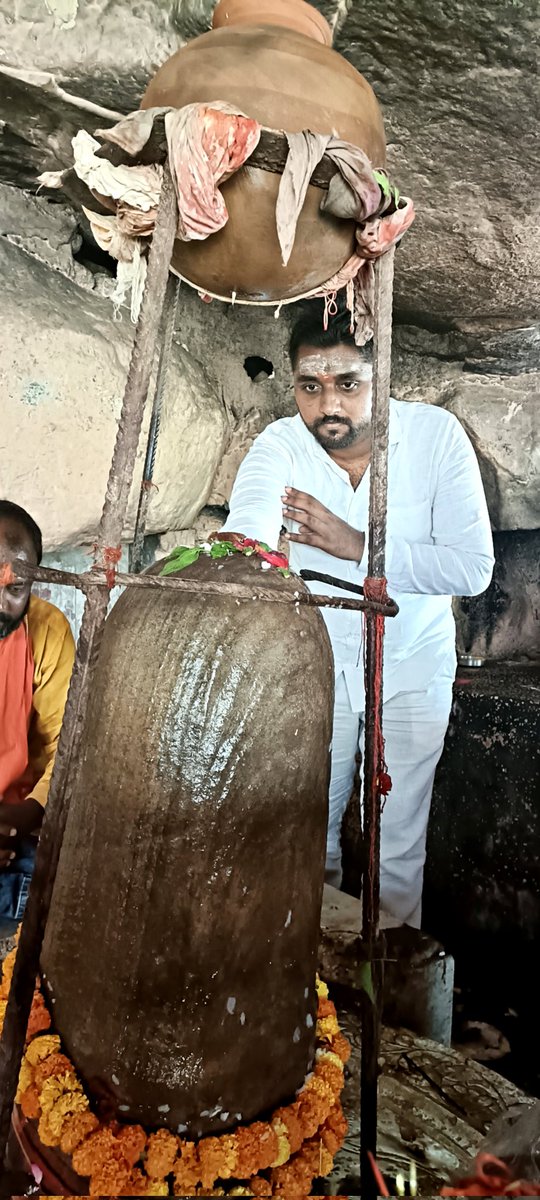 PIYUSHPANDEYBI1's tweet photo. आज सुजावन देव घूरपुर तथा मनकामेश्वर महादेव लालापुर मंदिर में पूजा अर्चना करने का सौभाग्य प्राप्त हुआ।
🙏हर हर महादेव 🙏 https://t.co/Y7xzboBF02