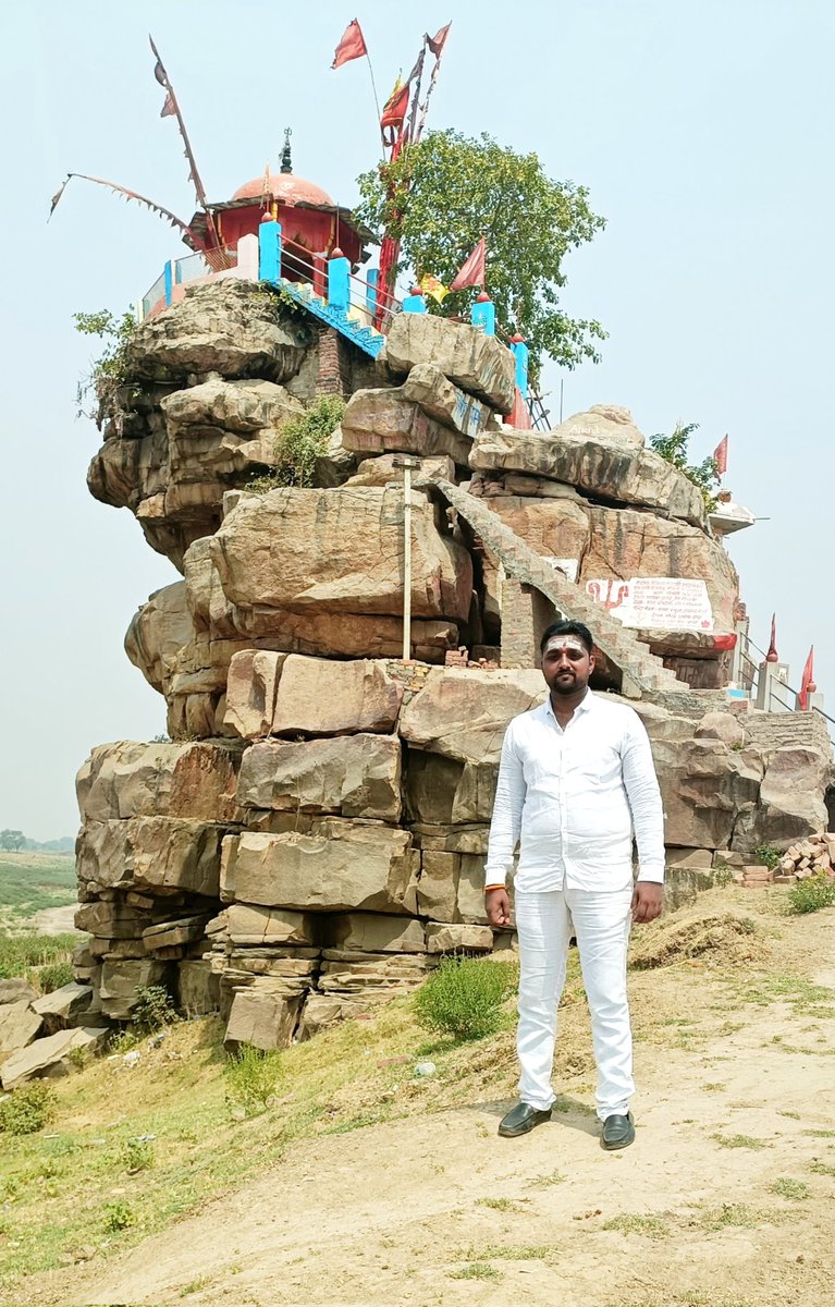 PIYUSHPANDEYBI1's tweet photo. आज सुजावन देव घूरपुर तथा मनकामेश्वर महादेव लालापुर मंदिर में पूजा अर्चना करने का सौभाग्य प्राप्त हुआ।
🙏हर हर महादेव 🙏 https://t.co/Y7xzboBF02