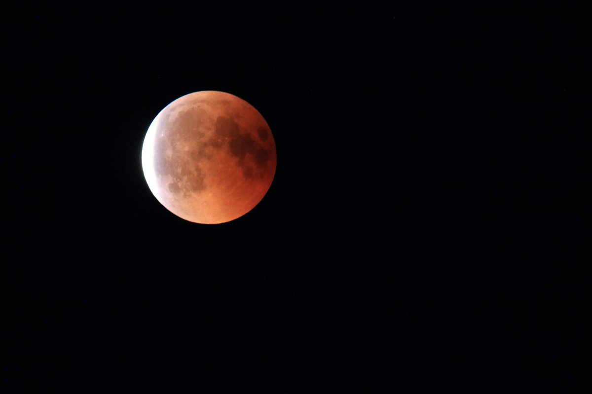 all_about_light's tweet photo. On the Day of light on May 16. a blood moon will be in the sky. It occurs when the full moon is in the Earth`s umbra – a total lunar eclipse. Sun, Earth and Moon are aligned. @IDLOfficial #LightDay2022  https://t.co/X5nyLeCyLC https://t.co/ukzKd7GTeN
