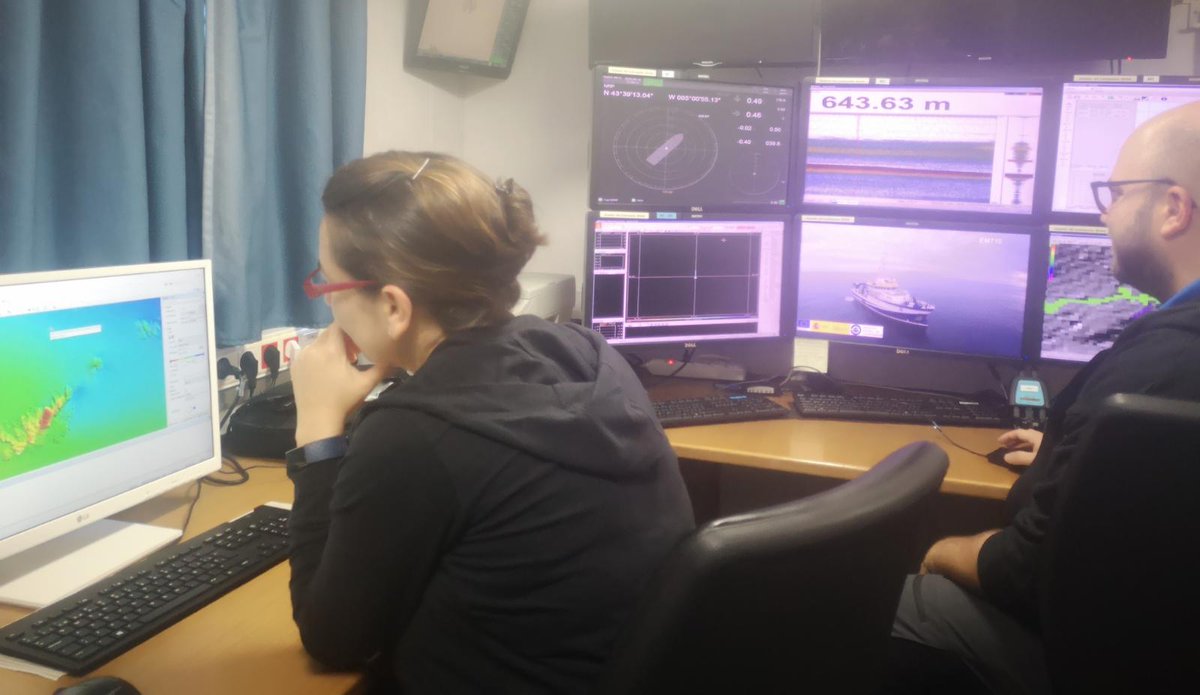 BHARES4's tweet photo. Los compañeros del equipo de geología trabajan noche tras noche para conseguir la batimetría que nos permita trabajar con el trineo fotográfico #TASIFE.
🗾⛰️Éste sacrificio nocturno a veces tiene su recompena y anoche, ¡lograron ver el #EclipseLunar2022 !🌖✨@IEOoceanografia https://t.co/dwwJUxUHg0