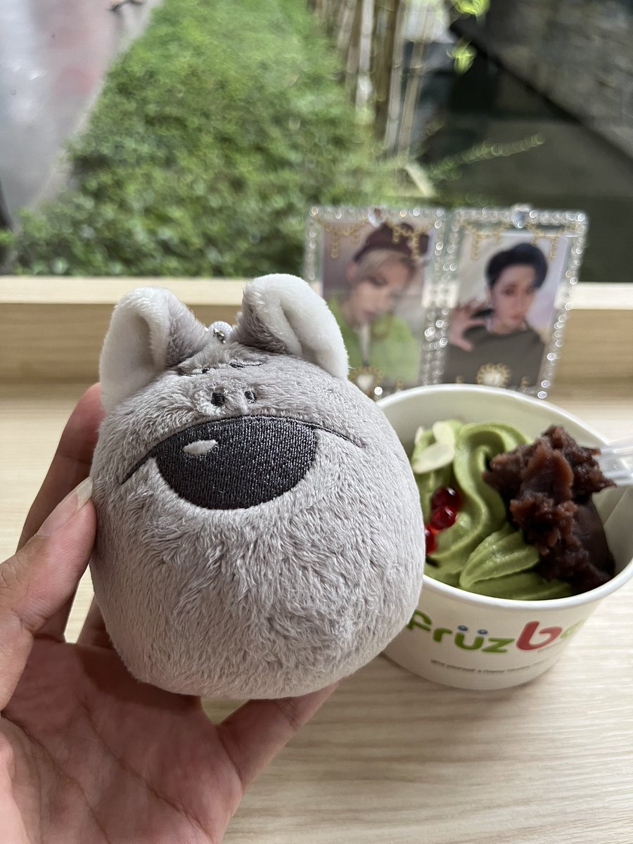 babysarangboo's tweet photo. พาอ้วงวูฟมาเที่ยวครั้งแรก..
ผมมาพร้อมกับฝนคับมี๊🌧
#sarangboowithfam #skz #straykids #fluffywolf https://t.co/x7PppBBiIO