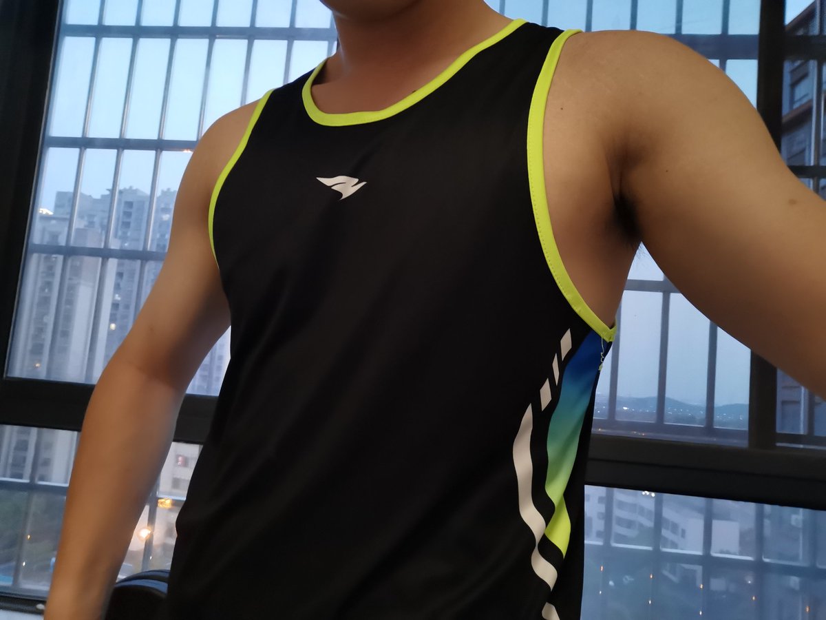 HSM040317's tweet photo. 九月份大一新生，你们想要我做你们的室友吗？ https://t.co/0TMfE7yJEn